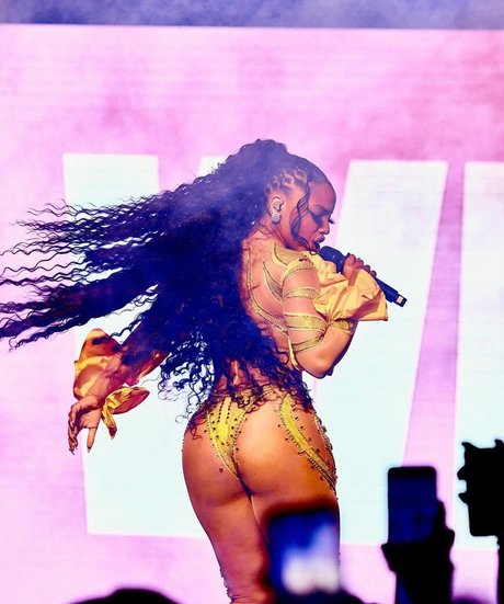 Chloe Bailey pornstar nude img