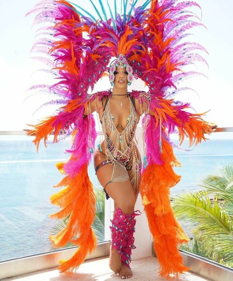 Chloe Bailey hot actress img