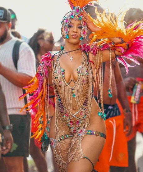 Chloe Bailey adult model gallery