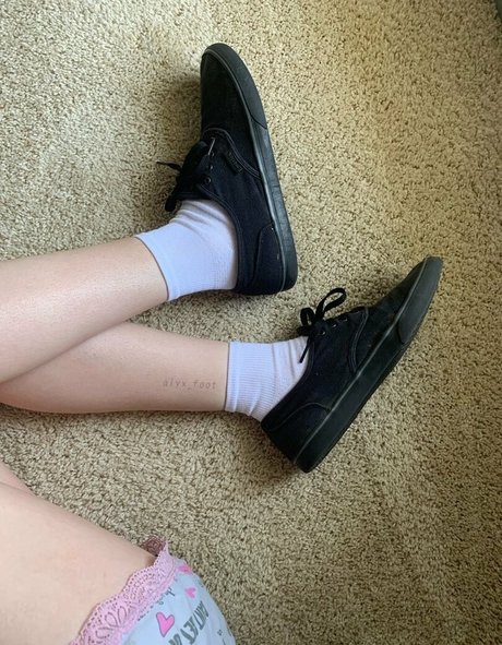 tinykittie adult model image