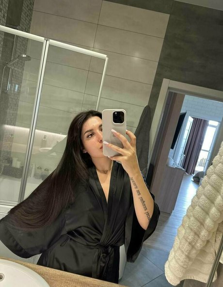 honney aly hd model pic