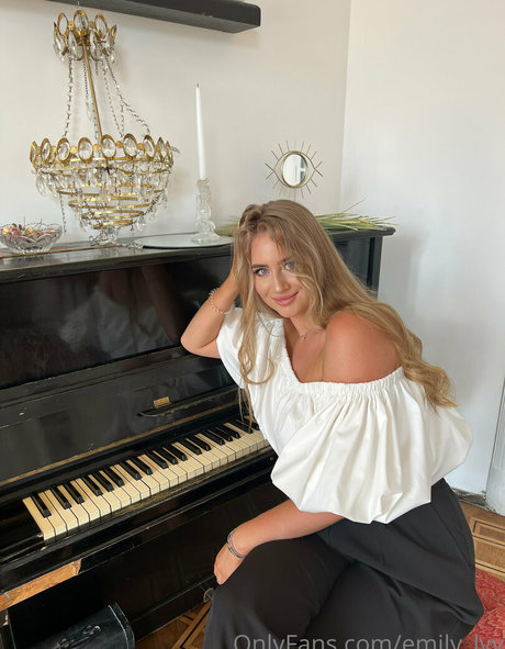 emily lyy model xxx photo