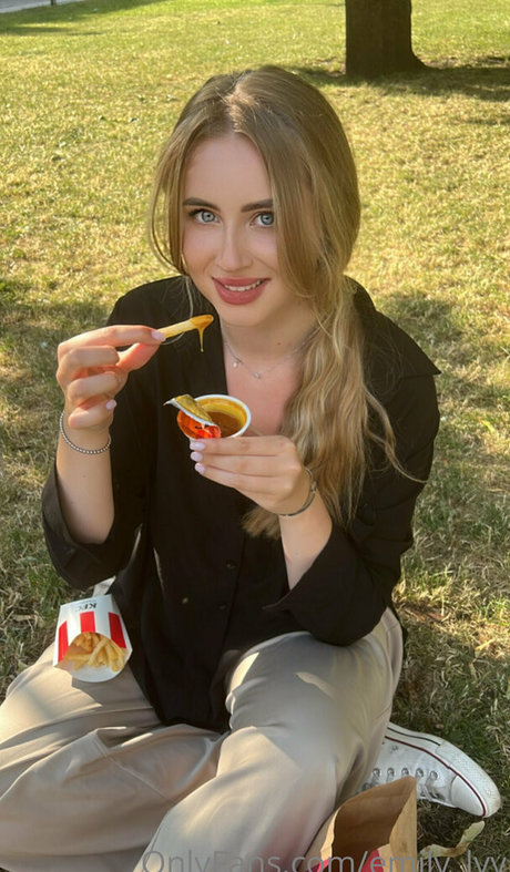 emily lyy free model images