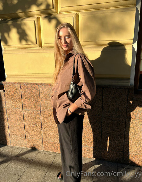 emily lyy model adult pic