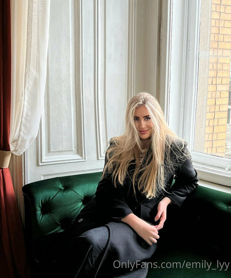 emily lyy free star pics