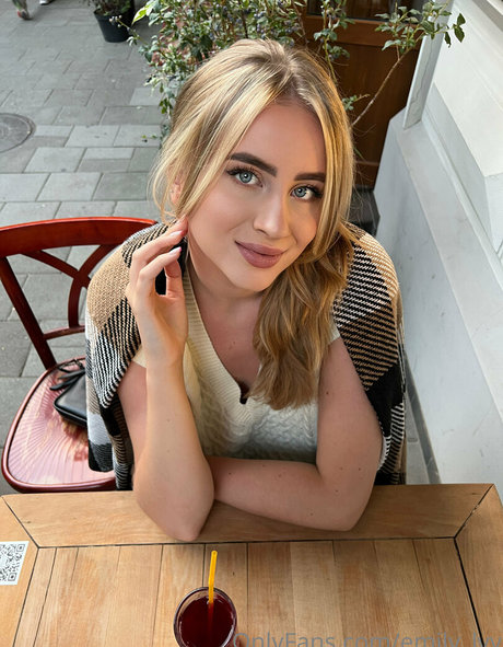 emily lyy nudes model pic