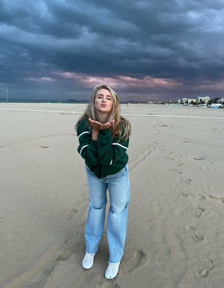 emily lyy sexy actress photos