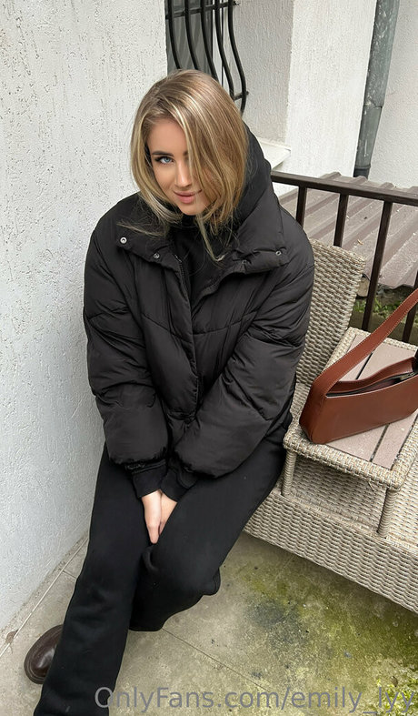 emily lyy sexy model photos