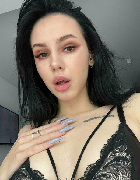 adelebee actress img