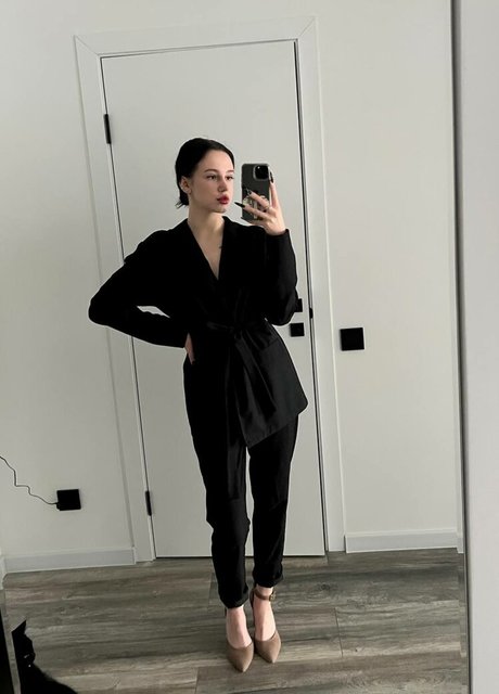 adelebee hot actress gallery