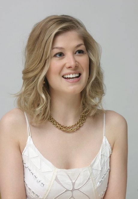Rosamund Pike star hd pic