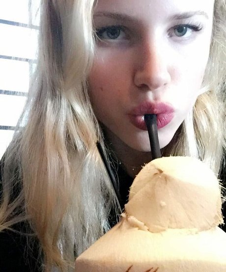 Halston Sage star art photos