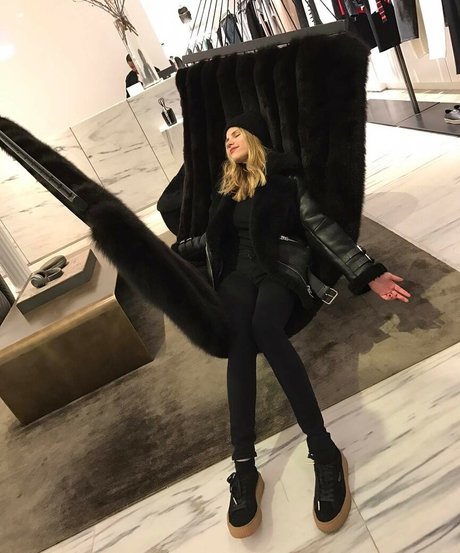 Halston Sage hd model galleries