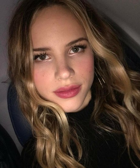 Halston Sage hd actress pic