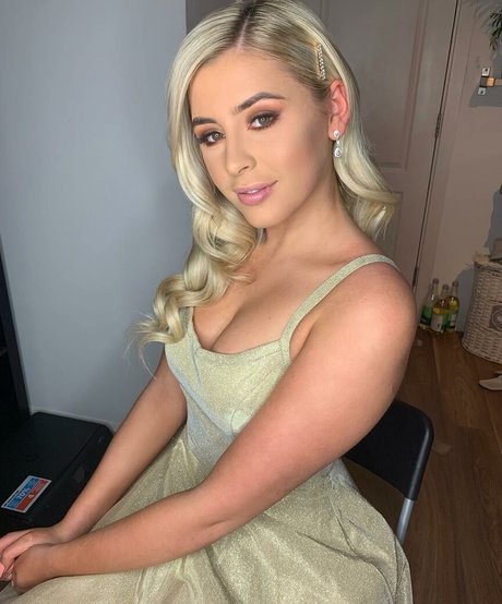 Sian Owen star sexy pic