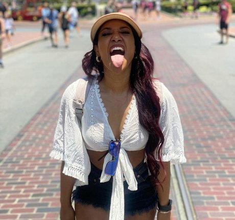 Candice Patton model perfect img