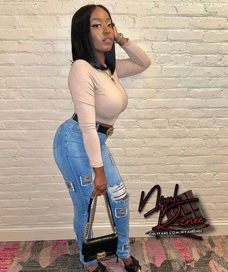 niyahrenee model naked photo