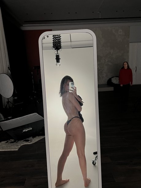 Toma Efremova nude model gallery