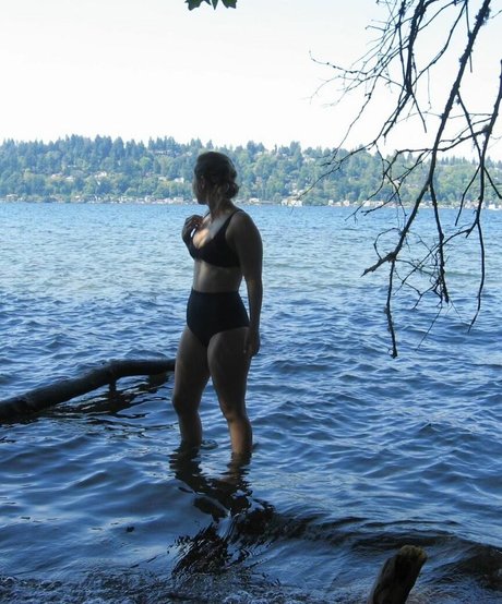 Taylor Tomlinson hot actress picture