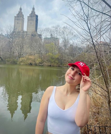 Taylor Tomlinson Profile pic