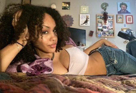 Aaliyeezy naked model gallery