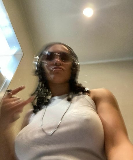 Aaliyeezy adult model pictures