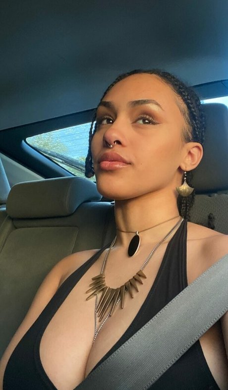 Aaliyeezy pretty star images