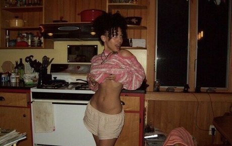 Aaliyeezy nudes model image