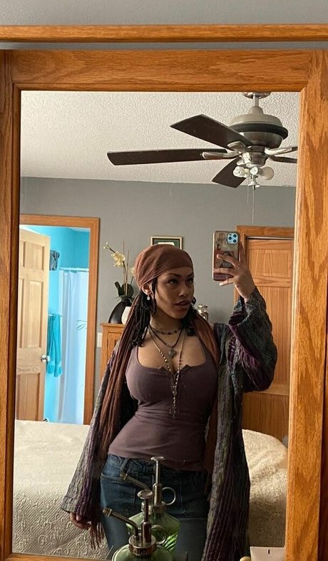 Aaliyeezy beautiful model pictures