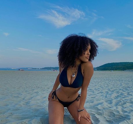 Aaliyeezy model naked img