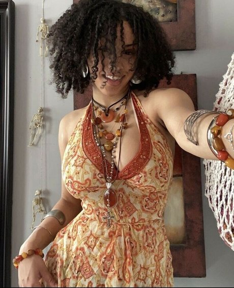 Aaliyeezy nude model pics