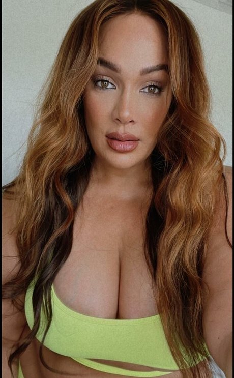 Nia Jax model adult img