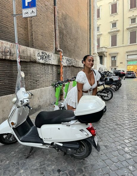 Raina Morris model art pics