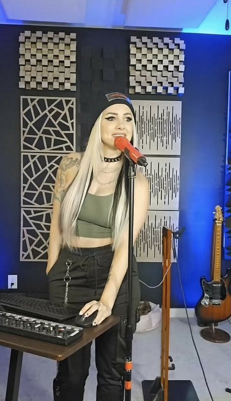 Addie Nicole Amick sexy pornstar gallery