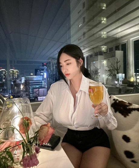 Tashay0ung erotic actress pics