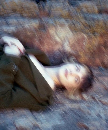 Triz naked model image