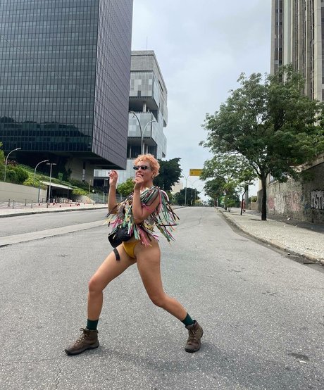 Bruna Linzmeyer sexy actress pictures