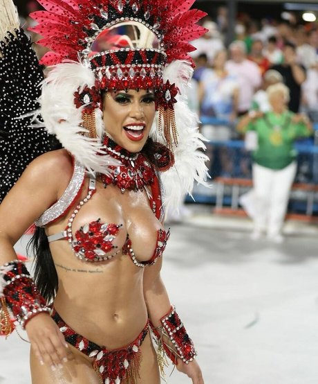 Larissa Tomasia model sexy photos