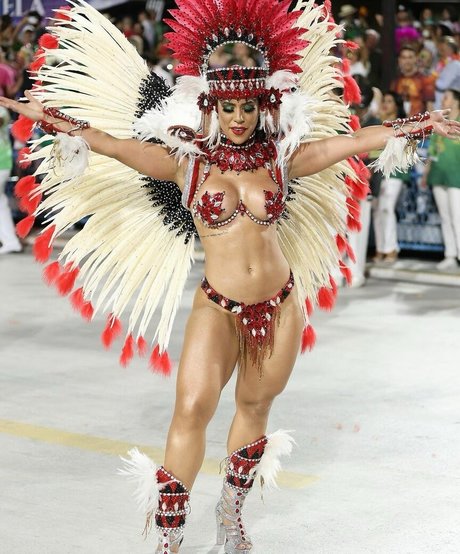 Larissa Tomasia model adult img