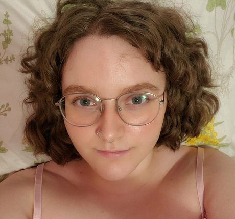 ellie teases beautiful star pic