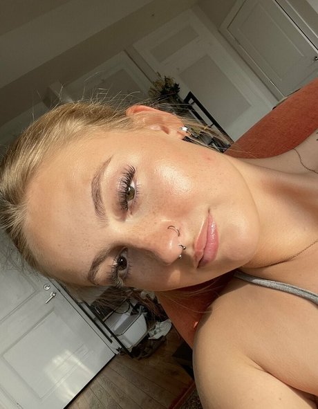 loveelivv star nude photos