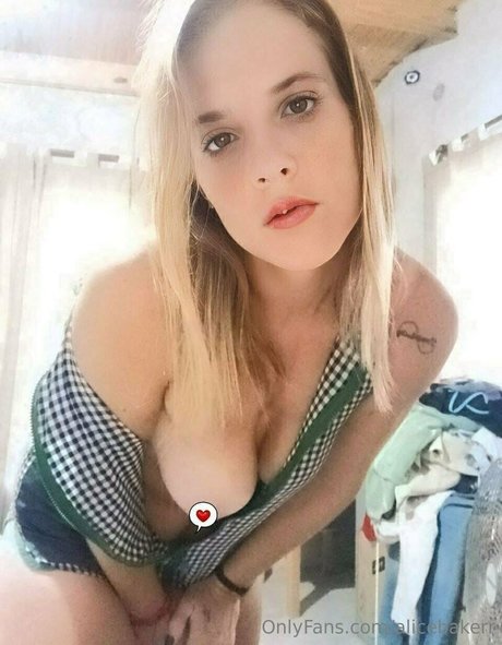 alicebakerr model nude picture