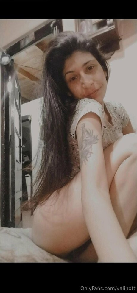 valihott star nude img