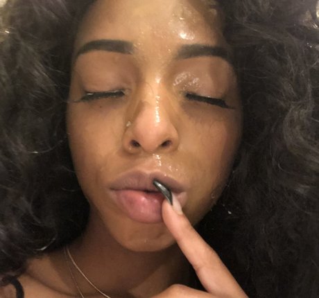 Briabackwoods model erotic photo