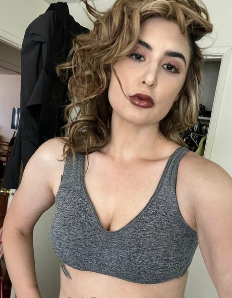 snarkybrunette pornstar erotic pictures