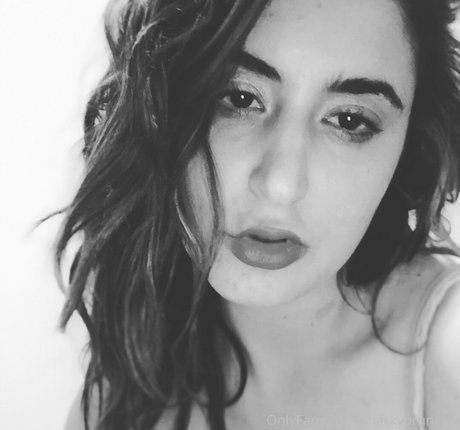 snarkybrunette nudes actress pic