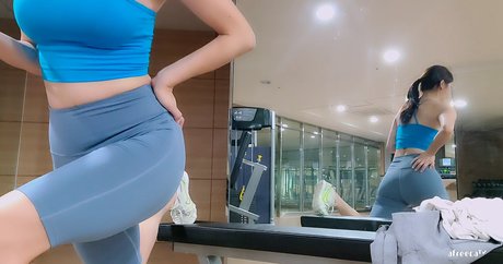 Min E exclusive model photo