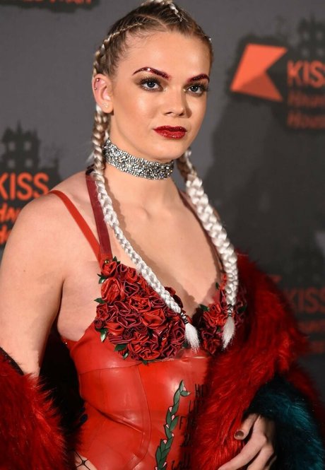 Louisa Johnson art model images