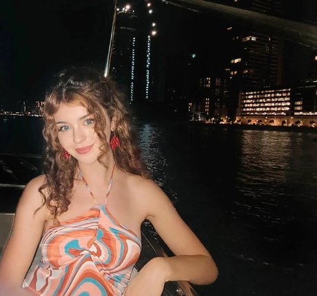 Chloe Lockley star beautiful image