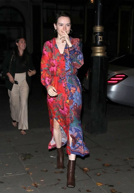 Daisy Ridley naked actress pics